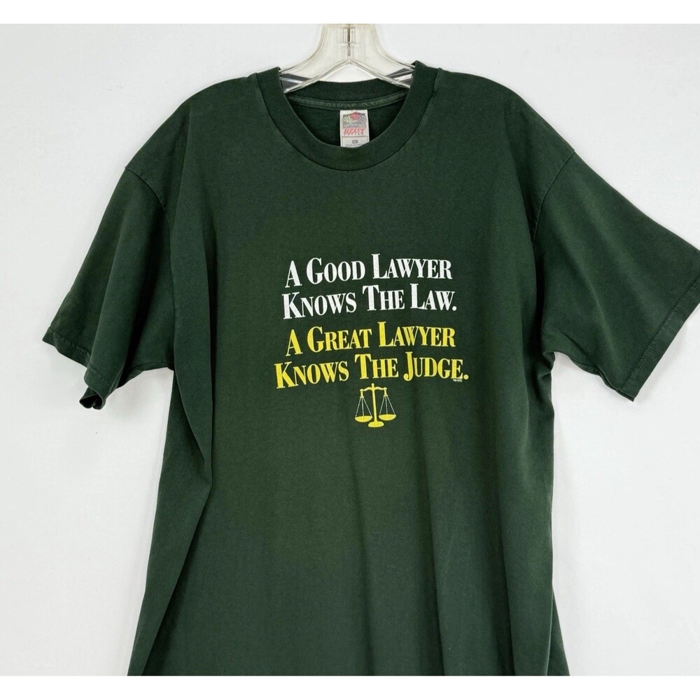 V Vintage 90s Mens Size XL Good Lawyer Knows Law Great Knows Judge T Shirt Green